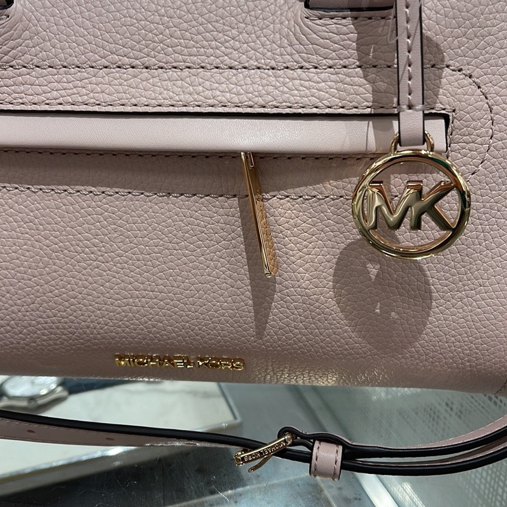 MICHAEL KORS 
Carine Large Pebbled Leather Top Zip Satchel
Powder Blush
NWT - Picture 3 of 16